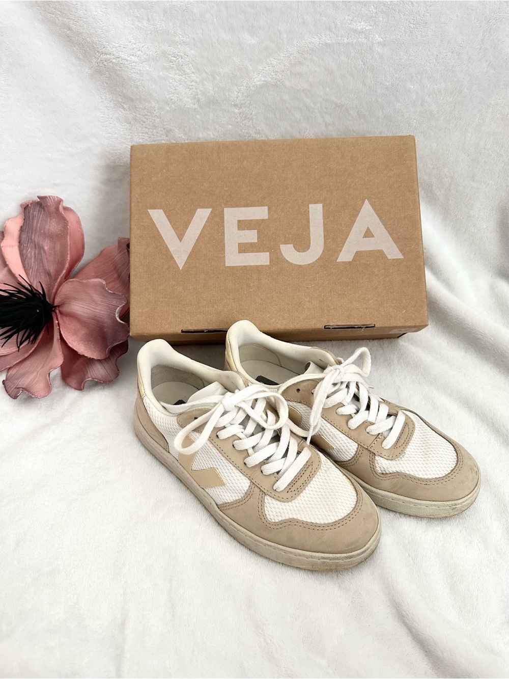 Veja V-10 Alveomesh VEJAA30508 Sneaker Women's Size 7 White Butter Almond